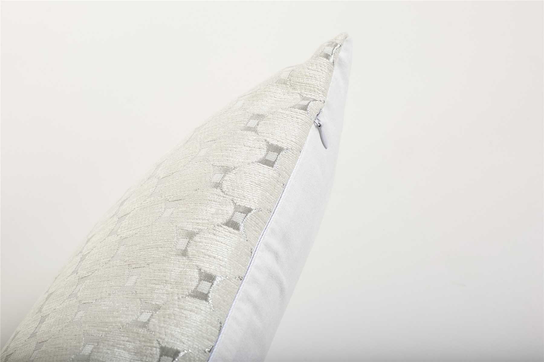 COJIN CIRCULOS BLANCO/PLATA 30X50 CMS. - Imagen 3