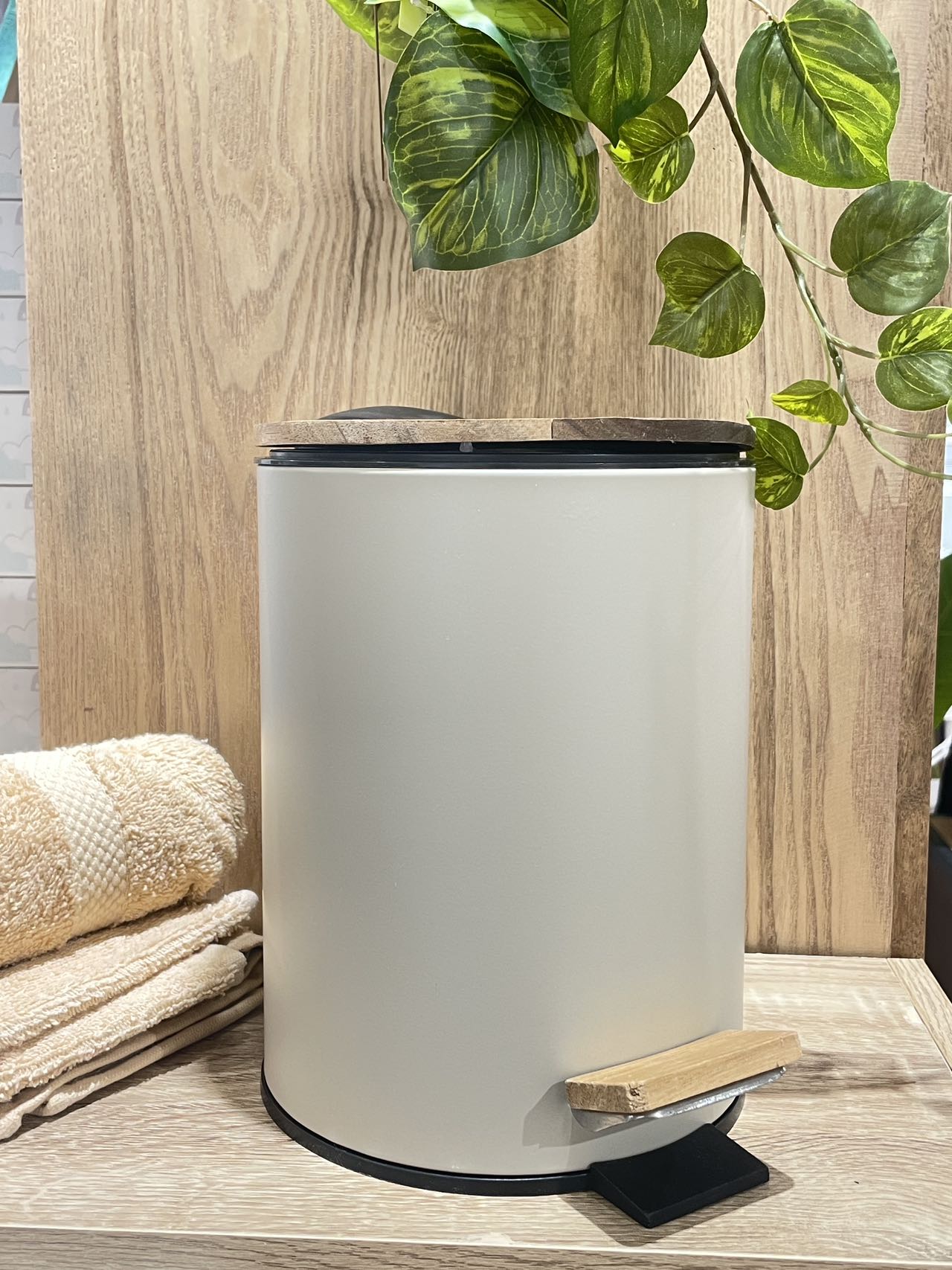 Cubo de basura metal tapa con caída amortiguada 2.5l – beige/acacia - Imagen 3